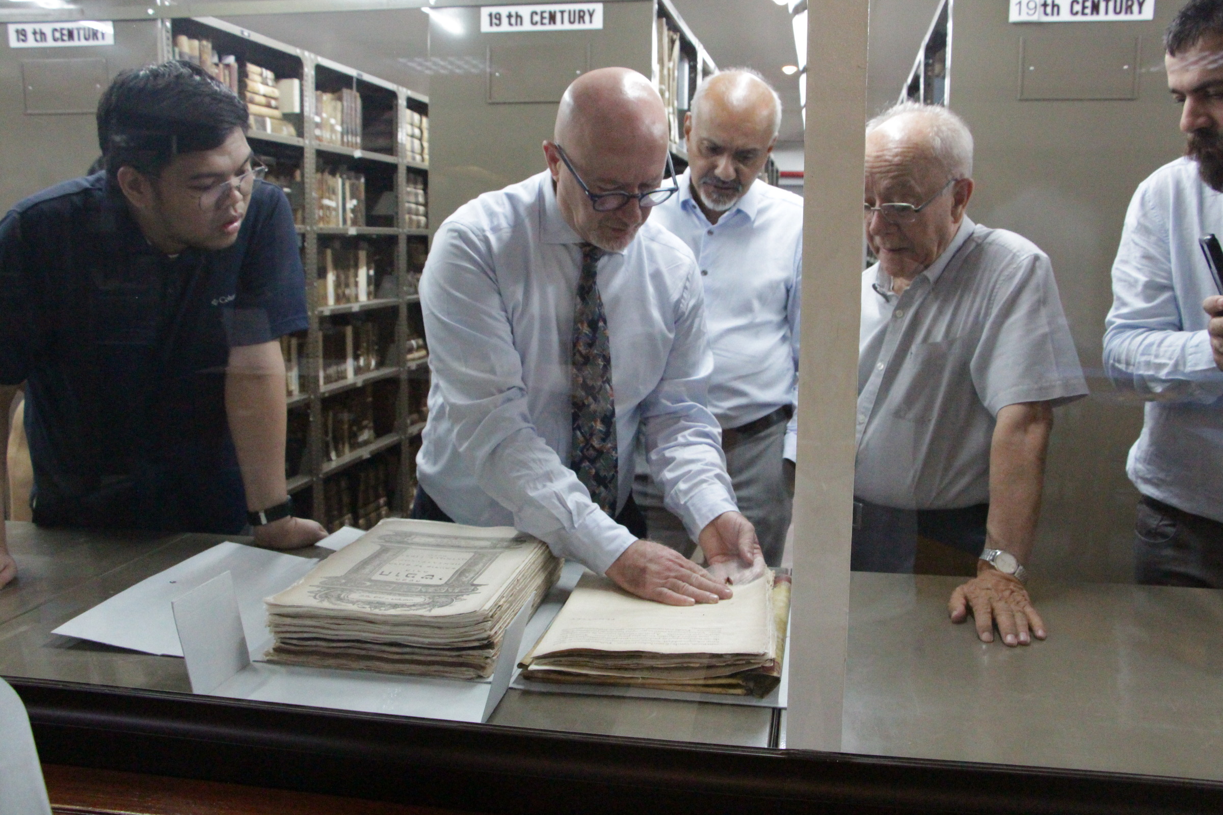 restauratore-pietro-livi-consulenza-restauro-bibbia-1600-miguel-de-benavides-library-esperti-conservazione-esaminano-manoscritto